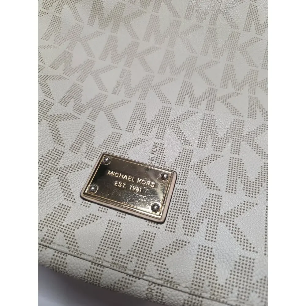 Michael Kors Jet Set Travel Signature Logo Messenger Bag - Color cream